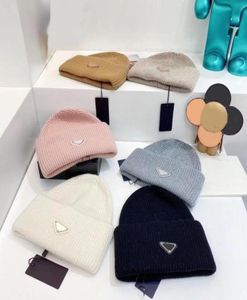 Designer clássico Winter Feanie Fashion Letters Imprima bonés de malha para homens Chapéus de lã para homens com padrão de triângulo invertido 4 Season3341175