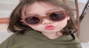 キッズサングラス漫画ベアシェイプ女の子の子供たちのサングラスラウンドストリートビート眼鏡のかわいい赤ちゃんの色合いアイウェアUV400 20PCS5458485