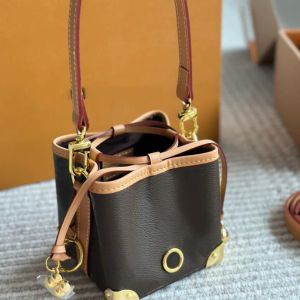 Tasarımcı Kadınlar Noe Canse Charms Pochettes Nano Kova Omuz Çantası Ters Tuval Desen Metalik Köşeler Mini Çantalar Lady Cowhide Deri Kayış Çantası Çanta