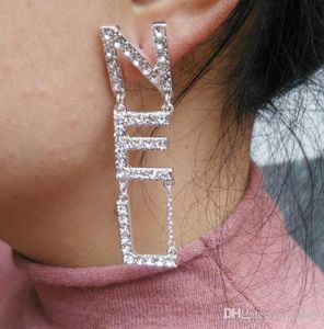 I Stock Designer Full Rhinestone Letter Tassel örhängen för kvinnor Fashion Stud Earring smycken gåvor5778139