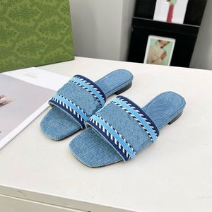 Harfler işlemeli tasarımcı terlik slaytları 2024 lüks kadınlar lastik taban düz sandal terlik deri tuval denim mavi açık plaj gündelik ayakkabılar