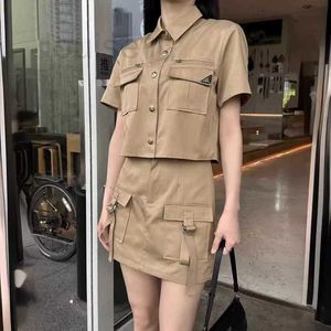 Marca de designer de vestido de duas peças Primavera/verão PRA Fashion e elegante casual de roupas de trabalho casual gole de colarinho curto emparelhado com meia saia c3lg