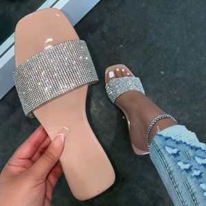 Sandálias de verão feminino flip diamante sandálias planas femininas tênis femininos dedos redondos de luxo espumante sandálias 240425