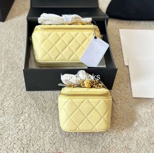 23Ss Womens Makeup Bag Sheepskin Diamond Check Gold Hardware Metal Handbag Matelasse Chain Crossbody Bags Camellia Ball Money Mirror Purse 12/18cm