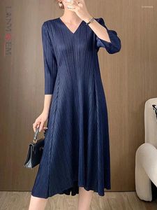 Casual Dresses Lanmrem Women Pleated A-Line Dress Fashion V Neck Solid Color Mid Length Elegant Party 2024 Spring Clothing 24165