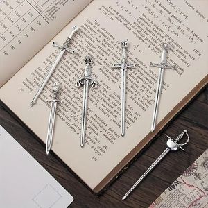 Mohamm 6PCSSet Antika svärd Kniv Bokmärkesuppsättning Retro Charms Metal Bokmärken Läsklipp Markörer Hantverkstillbehör 240428