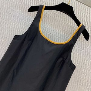 Temel gündelik elbiseler tasarımcısı yaz naylon serisi kumaş kontrast üçgen logo minimalist ve şık a-versiyonu kolsuz gevşek kayış elbise