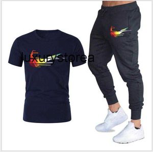 Set di abbigliamento sportivo per tracce di design maschile a strisce 2024 magliette traspirabili estive + pantaloncini da uomo abbigliamento da uomo set da 2 pezzi Sportsuits