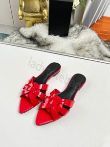 Kutu Ücretsiz Nakliye Tasarımcı Sandaletleri Kadınlar Slaytlar Kaydırıcıları Claquette Terlik Üçlü Black Beyaz Bayanlar Plaj Sandal Deri Patent Terlik Kadın Ayakkabı