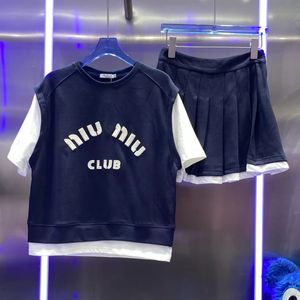 デザイナーの女性2ピースセットサマーミアム服カジュアルガーリースポーツスタイルクロップトップトップエラスティックウエストプリーツスカートスーツ