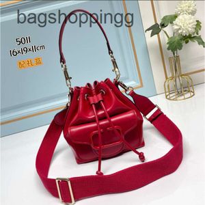 Eğlence tote çanta vallenttiino crossbody kadın deri 2024 bayan kotlar tasarımcı trend yeni yaz çantaları dokuma omuz vo cowhide b çantası q5p7