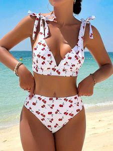 Costumi da bagno femminile set di bikini stampata ciliegia 2024 da donna legare cinghia v collo spinge su un costume da bagno in alto in alto taglio costume da bagno a due pezzi Y240429