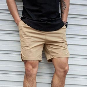 Os shorts masculinos são esportivos com bolsos de secagem rápida em execução de cordas de cordão