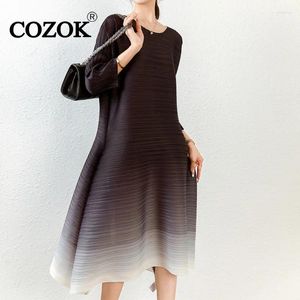 カジュアルドレスCozok Gradient Color Pleated Dress 2024 Spring Temperament Women Fashion O-Neck Large Size Petal Sleeve WT762