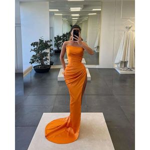 Sexig enkel orange plus storlek Mermaid Prom -klänningar Långt för kvinnor stropplösa draperade högsidan delad födelsedagstävling Kändis kväll festklänningar formella OCNS 0430