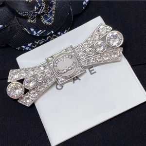 Boutique 925 Silver Plated Brand Designer novo em forma de arco de broche de broche de alta qualidade incrustado de diamante encantador