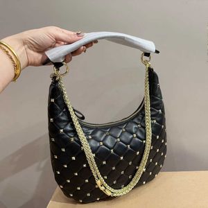 Yüksek kaliteli perçin hobo çanta kadınlar çantalar çantalar debriyaj sırt çantası cüzdan bayanlar tasarım metal zincir kayış crossbody deri çanta kadın çanta 240415