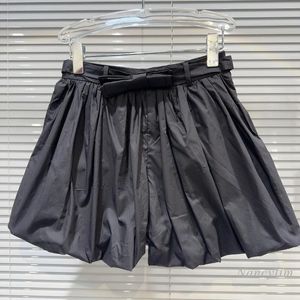 Shorts femininos 2024 Verão clássico estilo arco projeta design plissado de cor sólida calça em forma de broto para mulheres preto branco preto