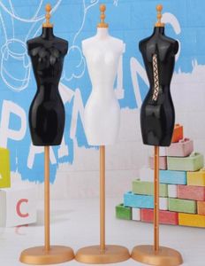 Hooks Rails 16 Acessórios de bonecas Mannequin Display Dress Roupos Vestido Stand para Doll Kids Girls Precend Play 4267192