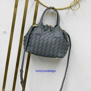 Women Mini Bauletto Bowling Crossbody Bag Botegaveneta Mała skórzana torba do kręgli Intrecciato z zdejmowanym paskiem krzyżowym Płaska kieszeń 3x3k