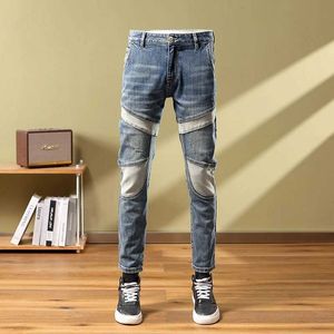 Herrenhosen Neue leichte Luxus-High-End-Modemarke Mens Jeans mit Patchwork Slim Fit Straight Pipes gestickt personalisierte Q240429
