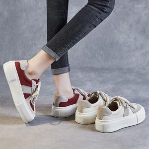 Scarpe casual strato top cowhide retrò a colore patchwork alti single per allenamento tedesco primaverile femminile 2024 piccolo bianco