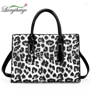 Axelväskor 2024 mode leopard tryck handväska kvinnors tofs designer casual retro stor kapacitet väska lady messenger