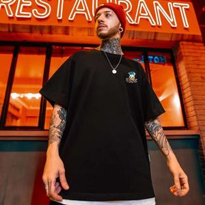 Överdimensionerad amerikansk hiphop ins trend förfalskade tecknad t-shirt för män som är löst montering, knubbig, överdimensionerad och förstorade halva ärmar