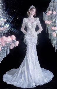 Plus -storlek Lyxig spetspärlade bröllopsklänningar Arabiska aso ebi långa ärmar kristaller pärlor pärlstav sjöjungfru brudklänningar vintage bröllopsklänningar fjäder brud klänning