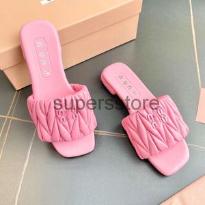 Miuimiui sommarstrand slip-på tofflor män svart mode flip flis skiva kvinnor sandal dhgate skjutreglage lyxiga läder utomhus sandale mius designer platt loafer mule