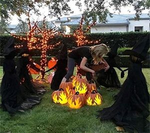 Halloween oświetlone wiedźmy czarownice ze stawkami Halloween dekoracje na świeżym powietrzu trzymając ręce krzyczące czarownice Aktywowane Sen Y7746056