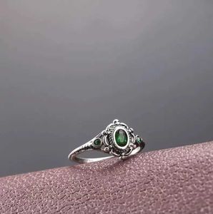 Anel de cristal de pedra verde retro prata retro, adequado para mulheres de festas de noivado vintage q240429