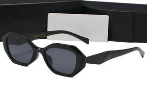 Designer solglasögon glasögon utomhus nyanser PC Frame Fashion Classic Lady Mirrors for Women and Men Glasses Triangular SIG5709149