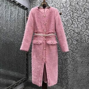 Casual Dresses 2024 Winter Fashion Style Dress Högkvalitativa kvinnor Pärlbältet Deco Split Sexig långärmad Mid-kalvlängd rosa ull