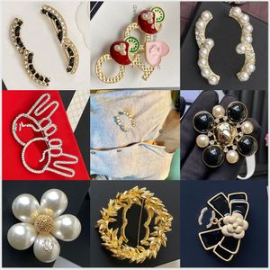 Kadın Tasarımcı Broşlar 18K Altın Kaplama Gümüş Kaplama Kakma Elmas Marka Mektubu Broş Cazibesi İnci Pin Evlenmek Noel Partisi Hediye Accessorie