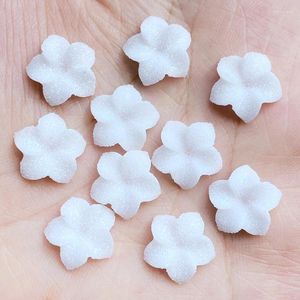 Dekoracyjne figurki 100pcs Śliczne żywicę Świecenie Little White Flowers Flat Back Scrapbook DIY DEK DOMOWA DEMURINE Dekoracja rzemiosła