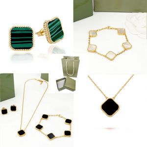 Med Box Clover -formade halsband Designer Halsband Kvinnor Mor Pearl Four Leaf Clover Smycken Guld Black White Red Pink Blue Flower Pendants Clover Necklace Gift