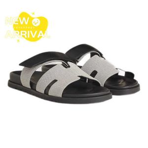 Herrskor sommar tofflor designer sandaler strandskor lata skor plattskor casual skor kalv läder män skor grå svart