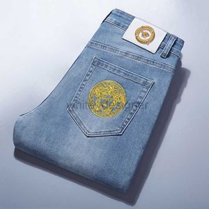 Designer Jeans Mens Spring och Autumn New Medusa broderade avancerade jeans herrarna smala passade små fötter elastiska byxor herr modemärke