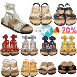 Gratis fraktdesigner Tappar Sandaler Slides tofflor Womens Shoes Sandal Cogs Luxury Leather Summer Beach Sandal Women Storlek 36-40