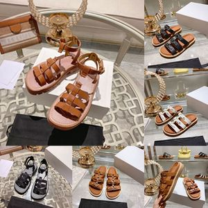 Kalvskinn Flat Sandal Women Cage Designer Sandaler Slide Slippers Summer Beach Casual Sandale Classic Metal Piece Slides Slipper Comfort 3 Rems Peep Toe Brun Black