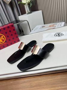 Mode kvinnors tofflor sandaler ines lägenheter slidres strand glider Italien Populär metallknapp Utsmyckad svart läderdesigner Summer Elegant Flip Flops Box EU 35-42