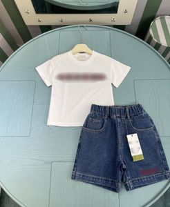 ファッションボーイズデザイナーの服セットキッズレタープリント半袖Tシャツ刺繍デニムショーツ2PCS夏の子供カジュアル服Z7962