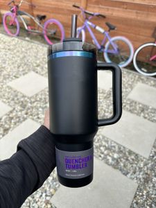 Neue 40oz Black Chroma Pink Flamingo Adventure Quencher H2.0-Becher mit 1:1-Logo, isolierte Autobecher aus Edelstahl mit Henkel und Trinkhalm-Wasserflasche 0304