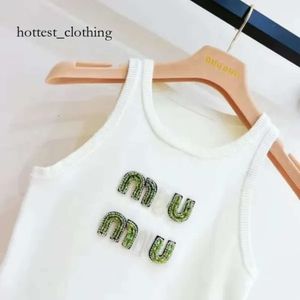 Mui Mui Top Womens 옷 T 셔츠 디자이너 여성 섹시한 고삐 상단 파티 크롭 자수 탱크 탱크 상단 봄 여름 백리스 셔츠 315