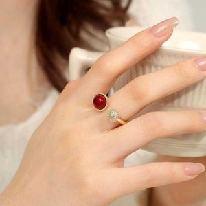 Adequado para o anel unissex Red Feminino Design de ponta de alta e luxo leve com anéis de vanley comuns