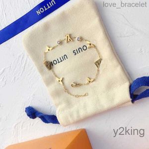 Modestil armband kvinnor armband armbandsband manschettkedjedesigner brev smycken kristall 18k guld pläterad rostfritt stål bröllopälskare fhzf