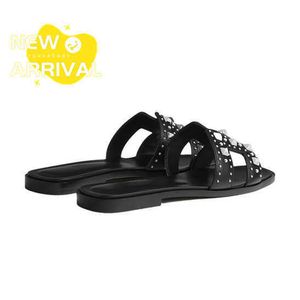 Kvinnor skor sommar tofflor designer sandaler strandskor ny mode svart h logotyp emblem med besatta dekorativa tofflor för sommaren avslappnad utkläder öppen tå flip flop