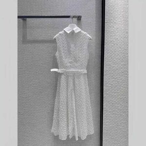 ストリートスタイルのドレスデザイナーエレガントな女の子のスタイルラペルウエスト大きな裾のスリムと3次元の水溶性の水溶性フラワーバッドシルクコットンツーピースの袖なしドレス