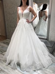 Vita en linje bröllopsklänningar med spets sexig v hals öppen baksida brudklänning 2024 svep tåg applikationer land boho brud chic civil trädgård vestios novias robe de marieee